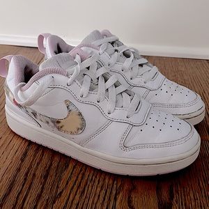 Flower Nike shoes     Size:4   40$.